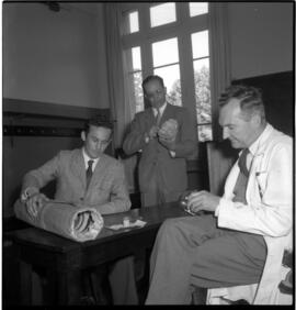 Dr. Francisco Behn Kuhn  junto a sujetos no identificados.