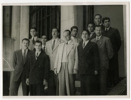 Dr. Enrique Solervicens y Dr. Edgardo Enriquez Frodden junto a estudiantes