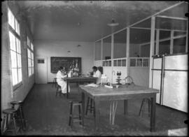 Alumnos en laboratorio de Bacteriología.