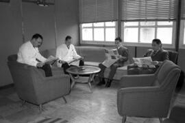 Médicos leyendo el periódico en Hospital Naval de Talcahuano