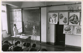 Profesor dictando clases en Sala Virginio Gómez