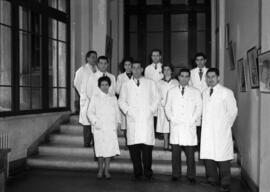 Profesores de medicina en escalera al interior del Edificio de Anatomía