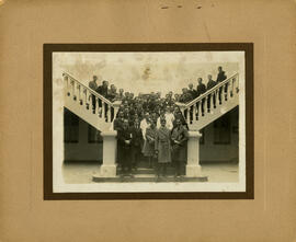 Estudiantes en escalera de antiguo edificio Medicina (O'Higgins 850)