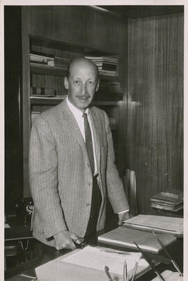 Rector Dr. Ignacio González Ginouvés en su oficina