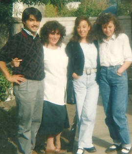 Persona junto a  grupo de estudiantes