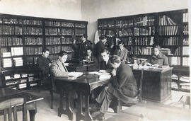 Estudiantes en antigua biblioteca de medicina.