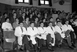 Estudiantes y médicos en sala de clases