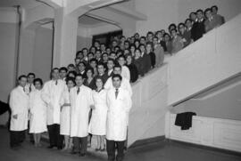 Interior edificio de Anatomía. Profesores de medicina junto a grupo de estudiantes