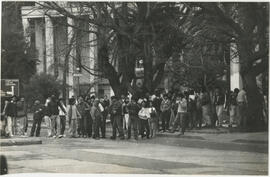 Estudiantes en el Arco de Medicina