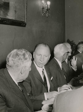 Hugo Trucco Lee conversando con hombre durante cena