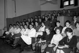 Profesores y estudiantes de medicina en sala de clases