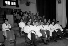 Estudiantes y profesores de medicina en aula de clases Edificio de Anatomía