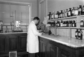 Médico trabajando en laboratorio del Hospital Naval de Talcahuano