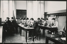 Estudiantes en clase con microscopios