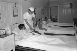 Enfermero tomando presión a pacientes en Hospital Naval de Talcahuano