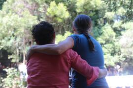 Pareja en el Campus de la Universidad de Concepción.