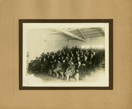 Estudiantes de medicina durante clase en antiguo pabellón veneciano