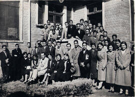 Dr. Enrique Solervicens junto a sus estudiantes