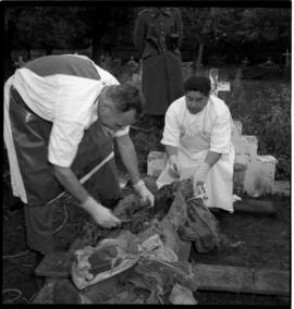 Dr. Behn realizando exhumación en Cementerio de Santa Juana