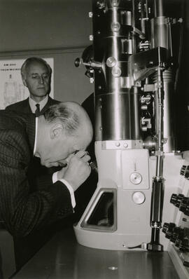 Rector, Doctor  Ignacio González Ginouves manipulando un microscopio.